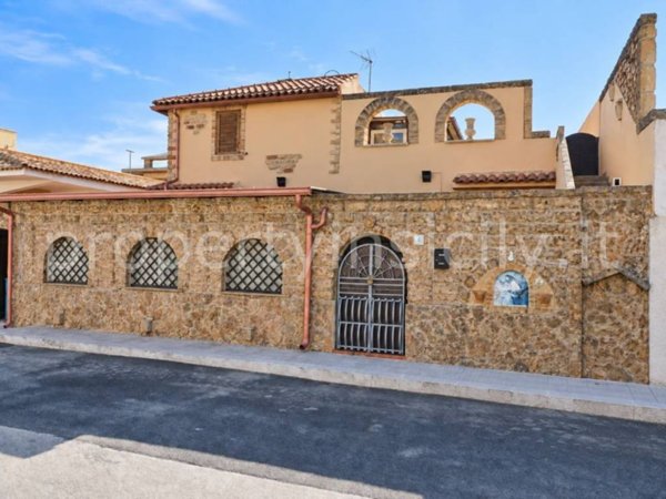 casa indipendente in vendita ad Avola in zona Falaride
