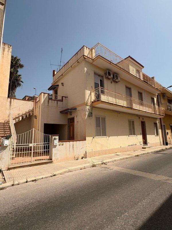 casa indipendente in vendita ad Avola in zona Falaride