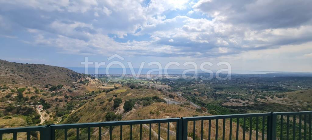 casa indipendente in vendita ad Avola in zona Montagna
