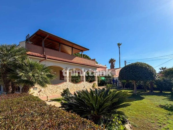 casa indipendente in vendita ad Avola in zona Gallina