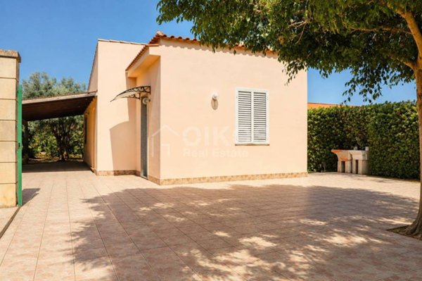 casa indipendente in vendita ad Avola in zona Piccio