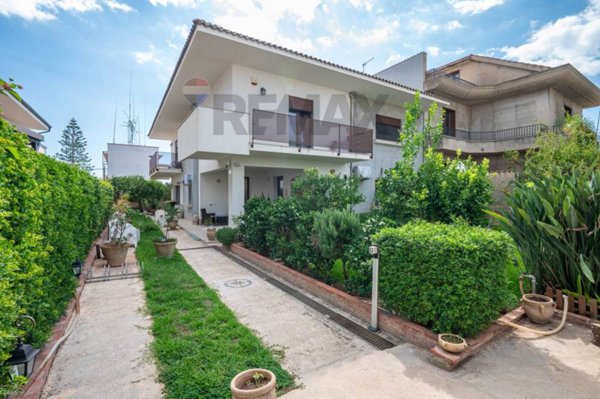 casa indipendente in vendita ad Avola in zona Falaride