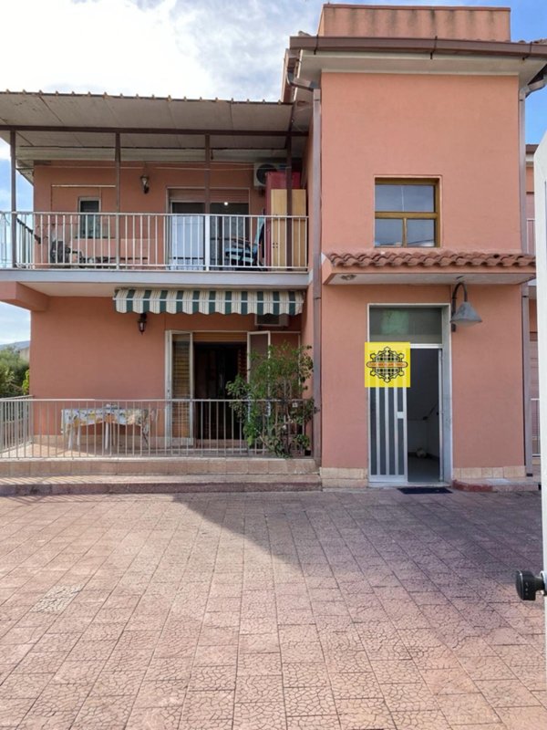 casa indipendente in vendita ad Avola in zona Chiusa di Carlo