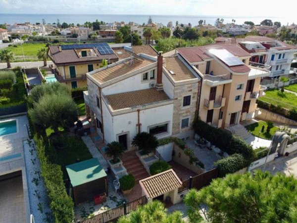 casa indipendente in vendita ad Avola in zona Falaride