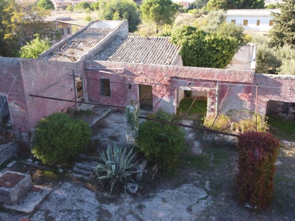 casa indipendente in vendita ad Avola in zona Montagna