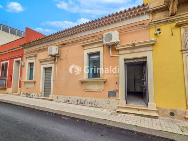 casa indipendente in vendita ad Avola