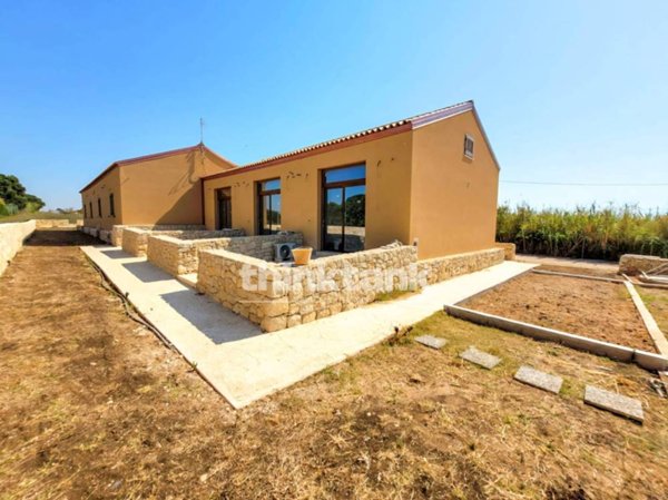 locale commerciale in vendita a Buccheri