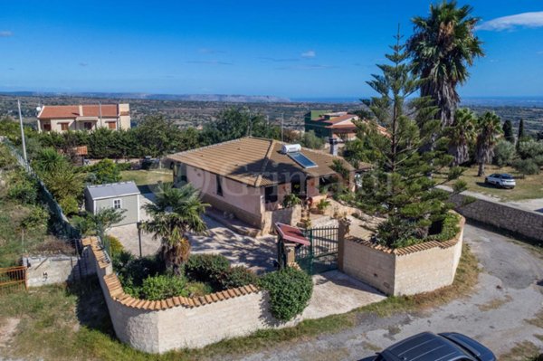 casa indipendente in vendita a Canicattini Bagni