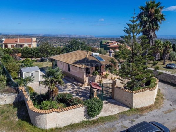 casa indipendente in vendita a Canicattini Bagni