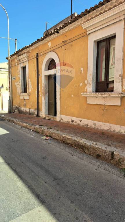 pentavano in vendita a Canicattini Bagni