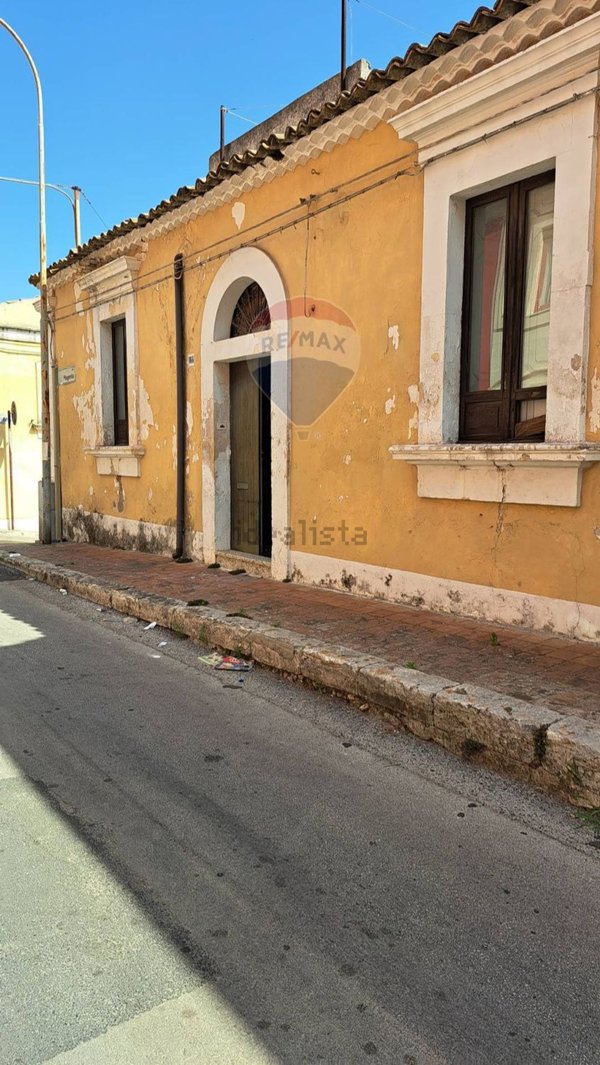 pentavano in vendita a Canicattini Bagni