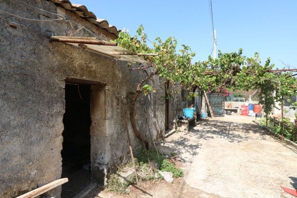 esavano in vendita a Canicattini Bagni