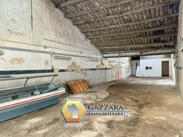 negozio in vendita a Canicattini Bagni