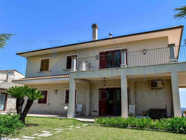 casa indipendente in vendita a Canicattini Bagni
