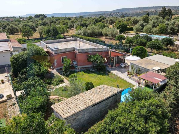 casa indipendente in vendita a Canicattini Bagni