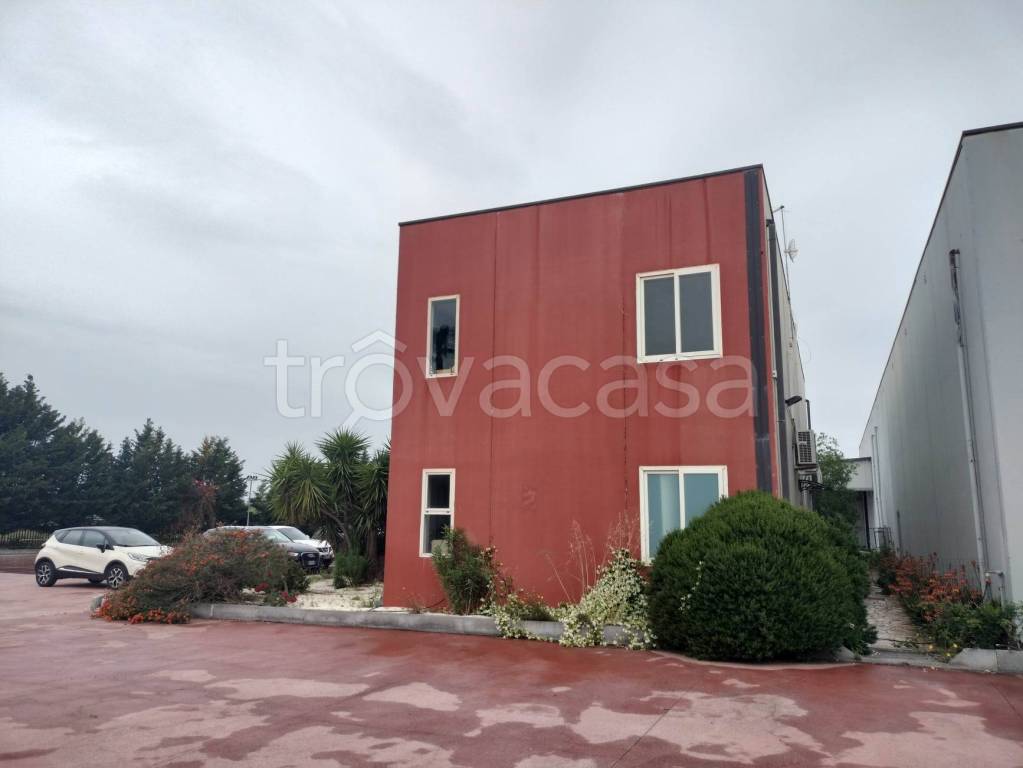 locale commerciale in vendita a Carlentini