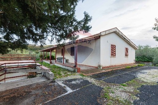 casa indipendente in vendita a Carlentini