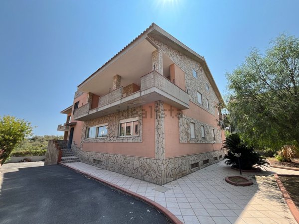 casa indipendente in vendita a Carlentini