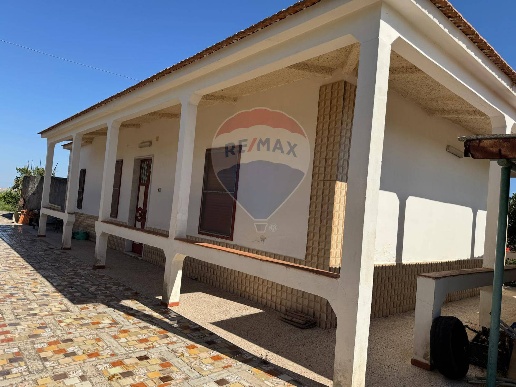 casa indipendente in vendita a Carlentini