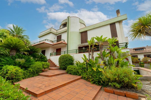 casa indipendente in vendita a Carlentini