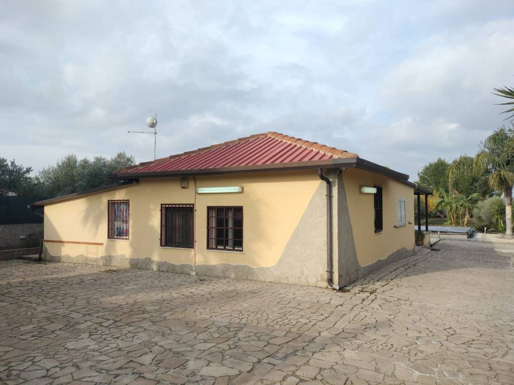 casa indipendente in vendita a Carlentini