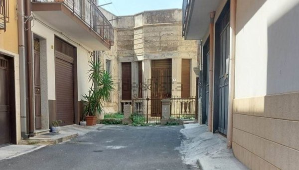 casa indipendente in vendita a Carlentini