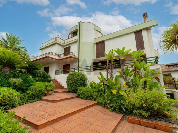 casa indipendente in vendita a Carlentini