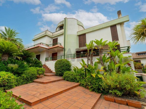 casa indipendente in vendita a Carlentini