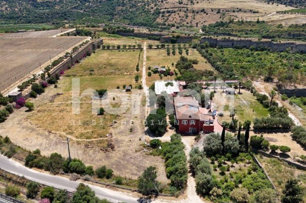 casa indipendente in vendita a Carlentini