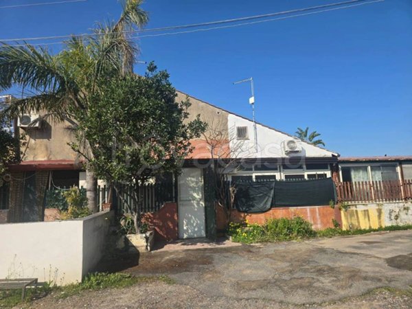 casa indipendente in vendita a Carlentini