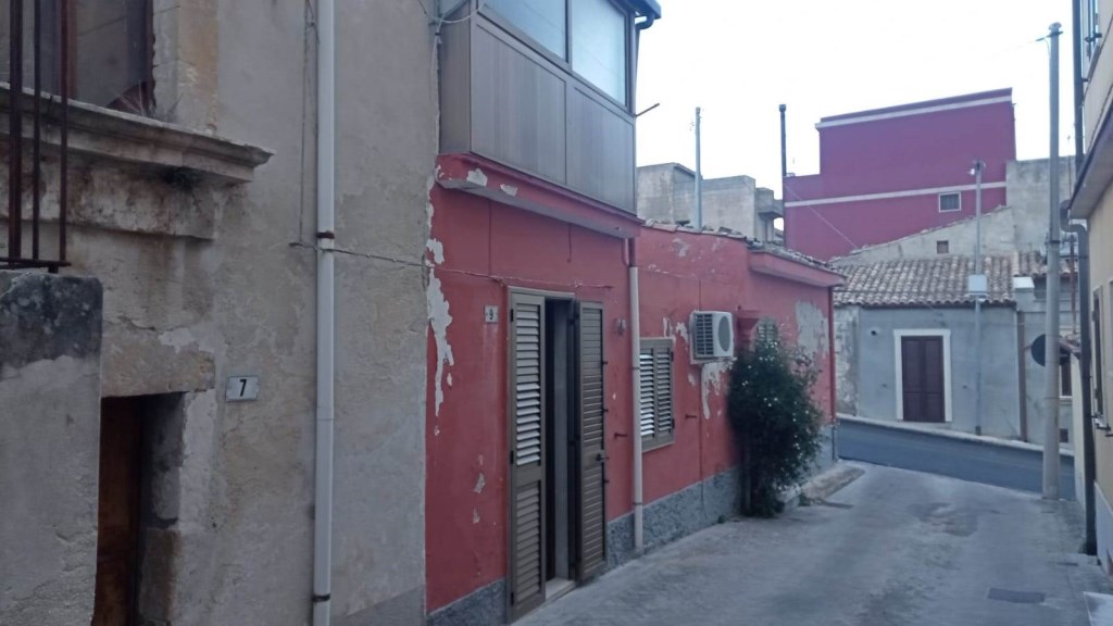 casa indipendente in vendita a Cassaro