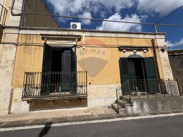 casa indipendente in vendita a Cassaro