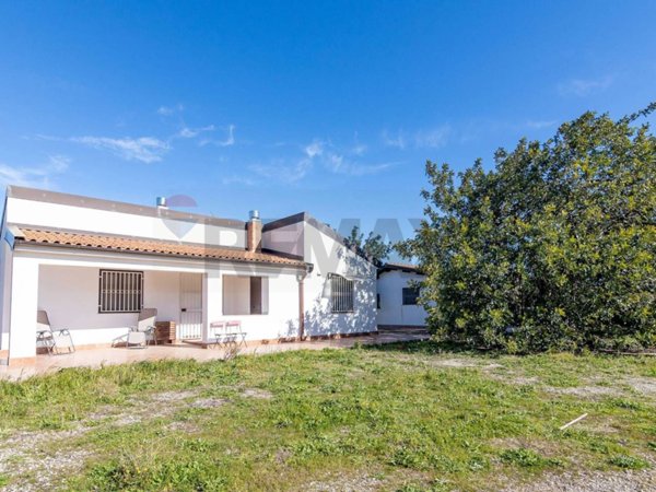 casa indipendente in vendita a Cassaro