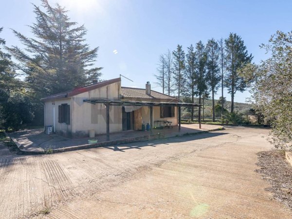 casa indipendente in vendita a Cassaro