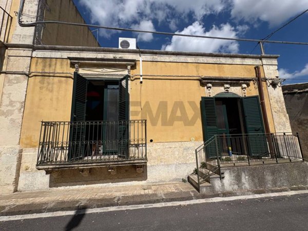 casa indipendente in vendita a Cassaro