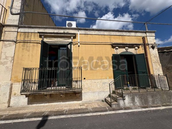 casa indipendente in vendita a Cassaro