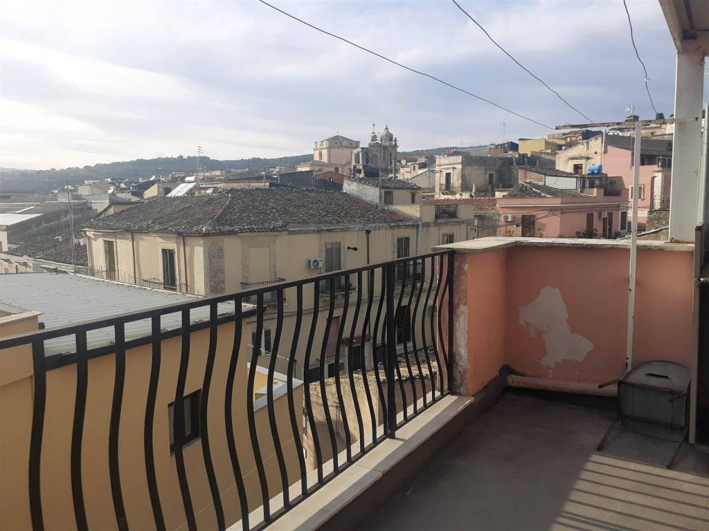 casa indipendente in vendita a Ferla
