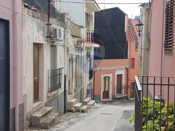 casa indipendente in vendita a Ferla