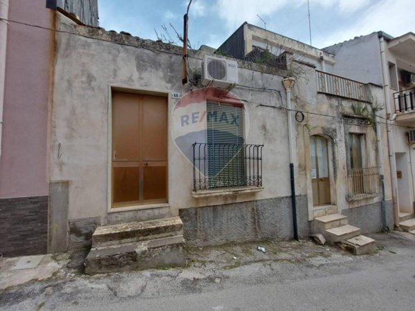 casa indipendente in vendita a Ferla