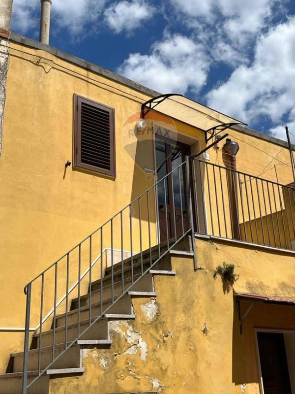 casa indipendente in vendita a Ferla