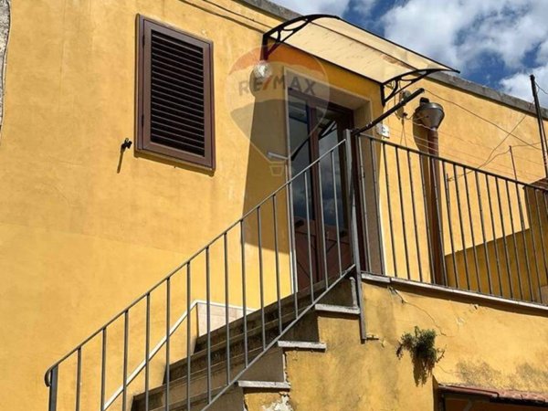 casa indipendente in vendita a Ferla