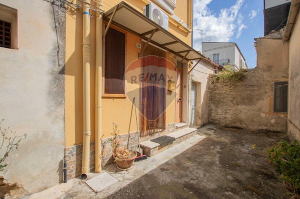 casa indipendente in vendita a Ferla