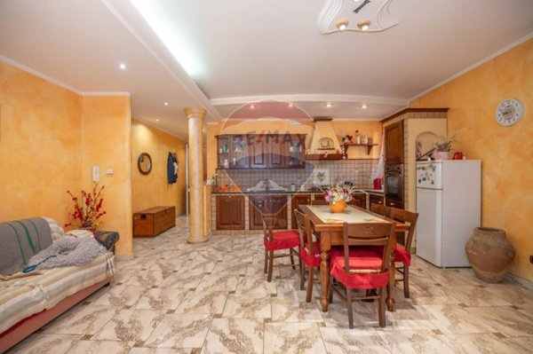 casa indipendente in vendita a Ferla