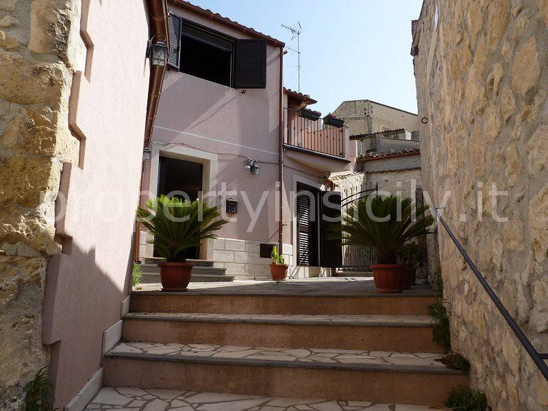 casa indipendente in vendita a Ferla