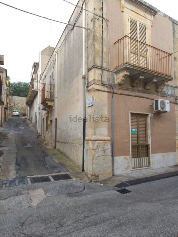 casa indipendente in vendita a Ferla