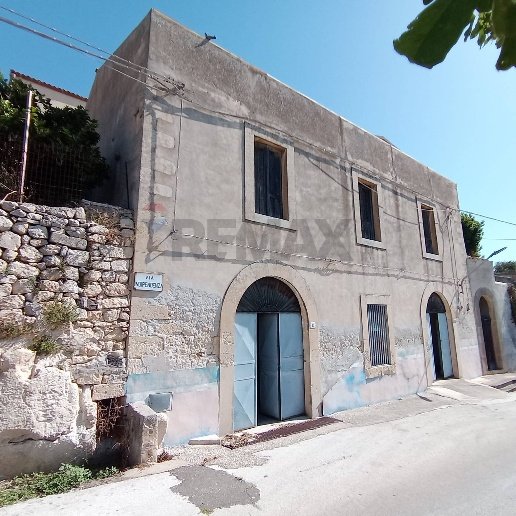 casa indipendente in vendita a Ferla