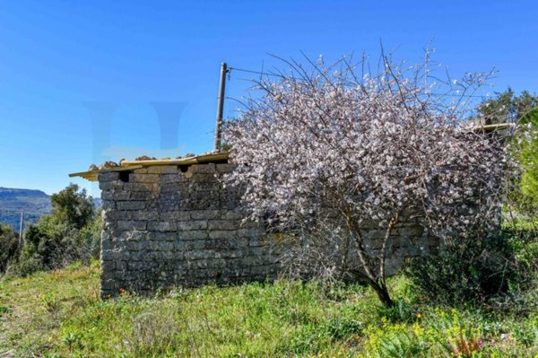 casa indipendente in vendita a Ferla