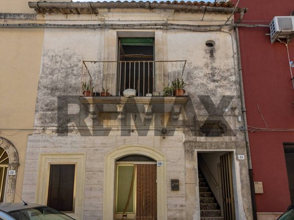 casa indipendente in vendita a Ferla