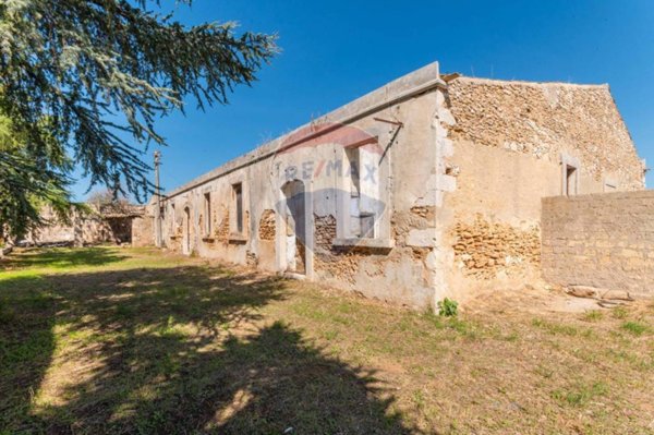 negozio in vendita a Floridia