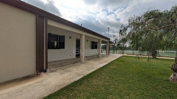 negozio in vendita a Floridia